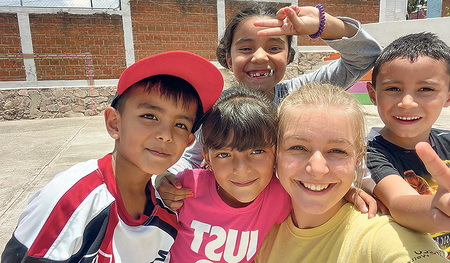 Viktoria Waldenberger mit Kindern in Mexiko, mit denen sie singt, spielt und tanzt. 