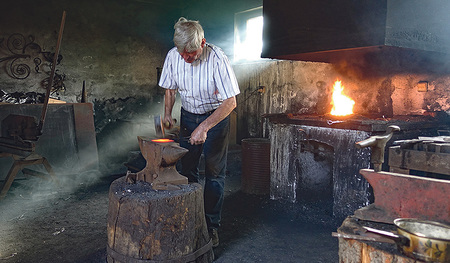 Wolfgang Auer in seinem Atelier in St. Peter am Hart