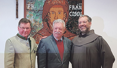 Stefan Reichhardt (Mitte) mit Pfarrer P. Markus Schlichthärle und Herbert Spanner 