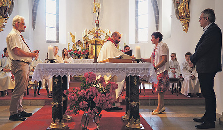 Pfarrgemeinderats-Obmann Walter Punkenhofer (links) und Pfarrer Ireneusz Dziedzic sagen Franziska Müller und Franz Biermeier danke. 