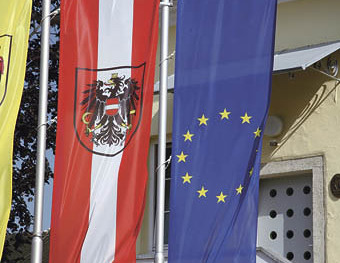 Fahne EU und ?sterreich [ (c) www.BilderBox.com, Erwin Wodicka, Siedlerzeile 3, A-4062 Thening, Tel. + 43 676 5103678.Verwendung nur gegen HONORAR, BELEG, URHEBERVERMERK nach AGBs auf bilderbox.com]