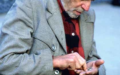 Alter Mann zaehlt seine letzten Muenzen
[(c) by BilderBox.com; Erwin Wodicka, A-4062 Breitbrunn. Tel.: 0043 676 5103 678. Veroeffentlichung nur nach unseren AGBs: www.bilderbox.com/agb.html. Bild honorarpflichtig! Konto DEU: Spk.Passau, BLZ 74050000