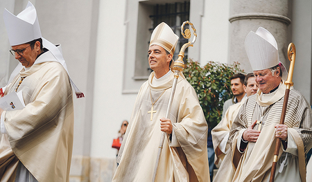 Abt Bernhard Eckerstorfer (li.) nach der Benediktion durch Bischof Scheuer. 