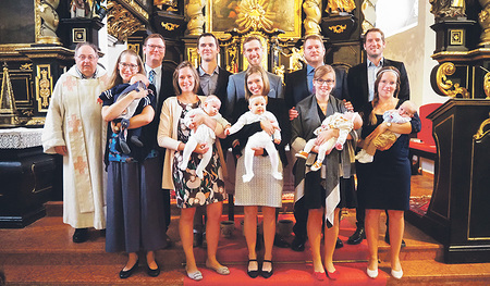 Franz Wild (im Bild ganz links) spendete allen fünf Kindern bei einer gemeinsamen Feier die Taufe.   