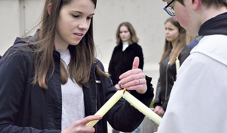 Jugendliche trugen das Pfingstfeuer weiter und brachten es den Garstner/innen mit Segenswünschen nach Hause.  Heindl Berthold