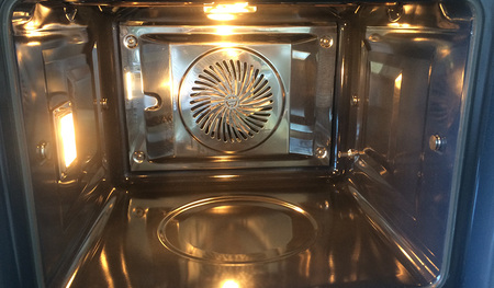 Wieder sauber: nach der Maroni-Explosion gab es für den Ofen eine gründliche Reinigung