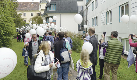 Luftballons erinnerten an das Motto „Weil uns die Liebe trägt“.   