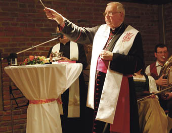 Eröffnung des Pfarrheimes in Gurten durch Bischof und LandeshauptmannEinweihung durch Bischof Maximillian  Aichern und Pfarrer Roman Gavlik23. Okt. 2010Foto: Furtner