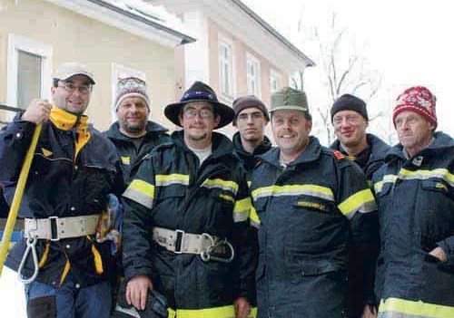 Winterimpressionen, Schnee, Schneehaube, Ruhe, Park, Sch?ler, Lastwagen, Bagger, Schneemassen, Autos, Bahnhof Bad Ischl, Sperre, Gefahr, Einsturz, Dach, D?cher, Schneeschaufel, Feuerwehr, Freiwillige Feuerwehr, Hilfe, Angst, Ehrenamt, Feuerwehrauto, 