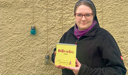 Quartier-16-Hausleiterin Sr. Ida Vorel mit dem Mutmacher-Kalender 2024. Die Franziskanerinnen laden auch ein, ihren digitalen Adventkalender zu nutzen. 