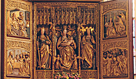 Am Marienaltar sind die heilige Katharina, die heilige Maria mit Kind und die heilige Barbara (von links) zu sehen.  