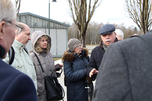 Führung mit dem evangelischen Diakon durch die Gedenkstätte und über das Lagergelände. Ganz links: Superintendent Dr. Gerold Lehner und die Präsidentin der Israelitischen Kultusgemeinde Linz Dr.in Charlotte Herman.