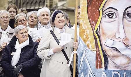 Streiks für ein Ja zur Weihe auch für Frauen. 