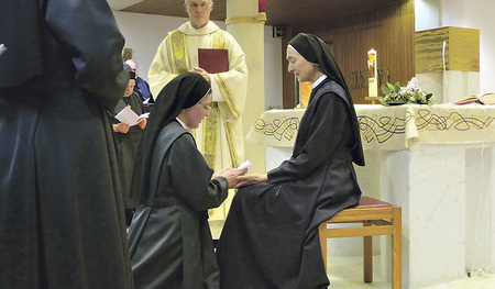 Sr. Lydia-Alexandra (knieend)