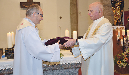 Pfarrer Anton Stellnberger hat seinem Nachfolger Raphael Golianek den Schlüssel der Rainbacher Pfarrkirche übergeben.   