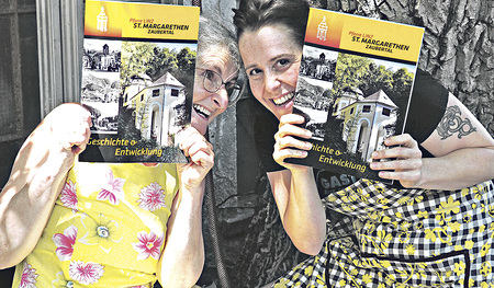 „Eine Pfarre, die optimistisch in die Zukunft blickt“ (aus der Einleitung): Mitglieder der Pfarrleitung mit zwei Exemplaren der Chronik