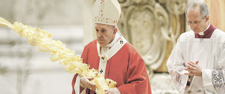 Unter Ausschluss der Öffentlichkeit: Am Palmsonntag hielt Papst Franziskus während der Messe im Petersdom einen goldfarbenen Palmzweig. 