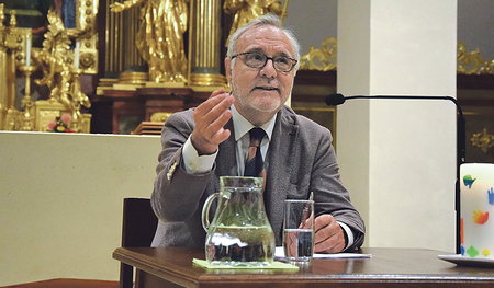 Marco Politi gehört zu den international renommiertesten Vatikan-Journalisten. Er schrieb mehrere Bücher, zuletzt erschienen auf Deutsch: „Franziskus unter Wölfen“ (2015) und „Das Franziskus-Komplott. Der einsame Papst und sein Kampf um die Kirche“.