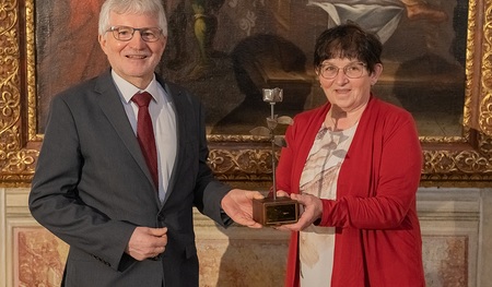 Caritas OÖ-Direktor Franz Kehrer mit  „Burgi“ Gartenlehner, einer der Geehrten