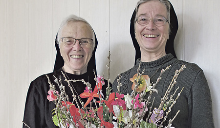 Sr. Kunigunde Fürst und Sr. Agnes Mairhofer senden Ostergrüße aus Kasachstan. 