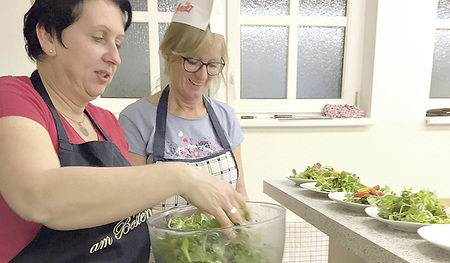 Als Vorspeise wurde Couscous im Strudelblatt serviert.    