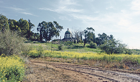 In Galiläa erinnert diese Kirche auf einem Hang über dem See Gennesaret an die Bergpredigt.     