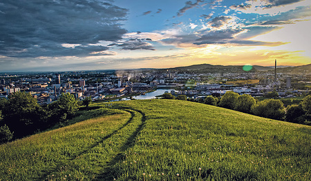 Beim Wandern öffnet sich der Horizont. Viele Touren im Mühlviertel (hier Pfenningberg) bieten schöne Blicke auf Linz.   
