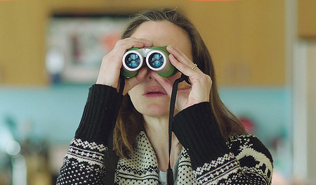 Hausfrau und Mutter Alli ist frustriert von ihrem festgefahrenen Alltag, bis sie bemerkt, dass sie in die Wohnung ihrer neuen Nachbarn blicken kann („The Neighbours Window“).