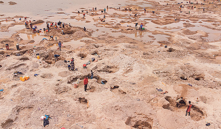 Die Arbeit in den kleinen, oft illegalen handwerklichen Kobalt-Minen ist anstrengend und gefährlich.
