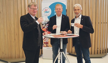 Hoch die Tassen: Bischof Manfred Scheuer, Peter Riegl und Franz Hehenberger (von links)    