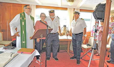 Pater Eugen Szabo OSFS (li.),Pfarrassistentin Ursula Jahn-Howorka (mi.), Kapitäne (re.)