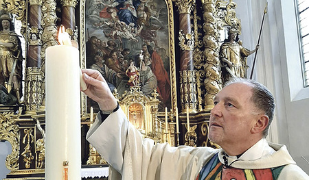 Pfarrer Wolfgang Schnölzer aus Vöcklamarkt: die Osterkerze ist ein leuchtendes Symbol der Auferstehung Jesu. 
