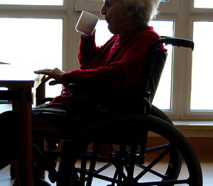 Seniorin im Rollstuhl [ NUR FUER REDAKTIONELLE VERWENDUNG! NO MODEL-RELEASE! NUR POSITIVE TEXTE! (c) www.BilderBox.com, Erwin Wodicka, Siedlerzeile 3, A-4062 Thening, Tel. + 43 676 5103678.Verwendung nur gegen HONORAR, BELEG, URHEBERVERMERK nach AGBs