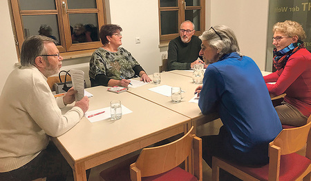 Gewaltfrei und respektvoll kommunizieren war das Ziel des von Gerhard Lehrner (links) moderierten Gesprächs. Jede/r Einzelne konnte seine oder ihre Meinung sagen, ohne von den anderen bewertet zu werden. 