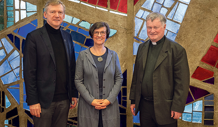 Generaldechant Slawomir Dadas (von links), Bereichsleiterin Pfarre und Gemeinde Monika Heilmann und Bischof Manfred Scheuer.  