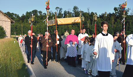 Die feierliche Herz-Jesu-Prozession in Kirchdorf am Inn. 
