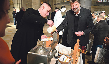 Die neu geweihten Öle werden von Dechanten oder den „neuen“ Pfarrern übernommen und anschließend in den Pfarrgemeinden verteilt. 