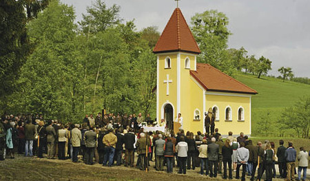 Die Familie Burgstaller aus Haag am Hausruck hat in Waldzell anstelle der alten ?hlschlagerkapelle eine Neue erstellt die Florianikapelle die am ersten Mai von Pfarrer Mag Edward Lipiec geweiht wurde.