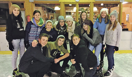 Vielfältige Jugendarbeit: Die Jugendgruppe Perg beim gemeinsamen Ausflug zum Eislaufen. 