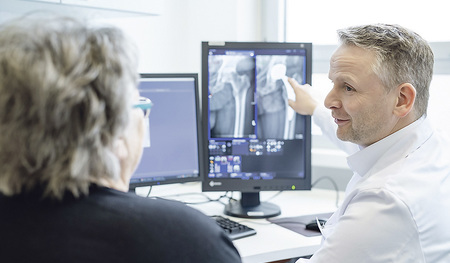 So sieht die neue Hüfte aus: Prim. Prof. Dr. Björn Rath bespricht mit der Patientin die positiven OP-Ergebnisse.