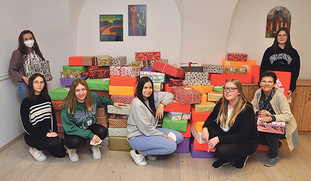 Ein Geschenkeberg aus Bergheim - und einige der fleißigen Jugendlichen