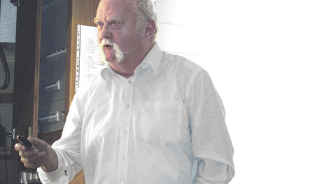 Josef Nussbaumer lehrte Wirtschafts- und Sozialgeschichte in Innsbruck. Mit der Verein „Team Globo“ fördert er Hoffnungsprojekte (teamglobo.net).   