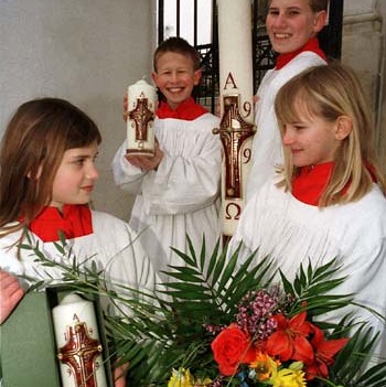 Ministranten aus Mannersdorf am Leithagebirgepr?sentieren die Osterkerzen f?r 1999. Die Ertr?gnisse des Verkaufs von 1.999 handverzierten Kerzen kommt der Renovierung des Stephansdoms zu Gute? Foto: Franz Josef Rupprecht GmbH, A-7123 M?nchhof, Ra
