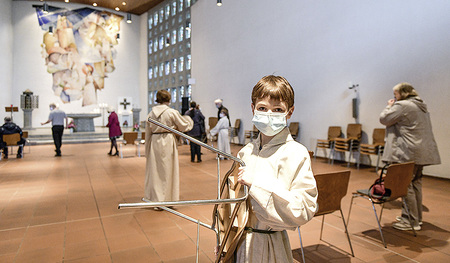 Größere Abstände und weniger Gesang sollen jetzt das gemeinsame Weihnachtsfest retten. 