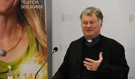 Bischof Manfred Scheuer bei der Pressekonferenz der Telefonseelsorge.
