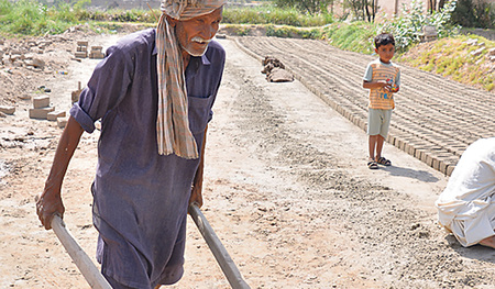 Die Arbeit in den Ziegelfabriken Pakistans ist hart. 