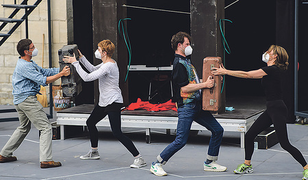 Kein Experimentaltheater, sondern eine Schauspielprobe mit Coronamaske  