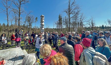 Gedenkstation beim Denkmal des ehemaligen KZ-Außenlagers Gunskirchen an der Bundesstraße 1.  