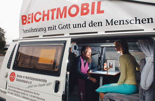 Der weltweit erste rollende Beichtstuhl (nur am 26./27.8., Freigel?nde zwischen Hallen 17 und 9)Das weltweit einzigartige ?Beichtmobil? kommt zum CARAVAN SALON! Zusammen mit dem 47 Jahre alten Pater Hermann-Josef macht der zum Beichtstuhl umgebaute 