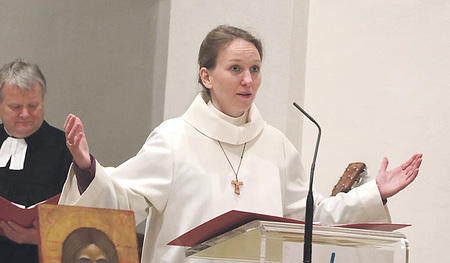 Gudrun Becker, die Ökumene-Referentin der Diözese Linz, beim ökumenischen Gottesdienst in der altkatholischen Kirche in Linz   